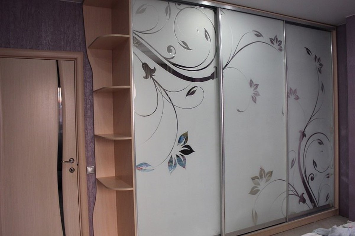 Шкаф-купе с фасадами из стекла с пескоструйным рисунком